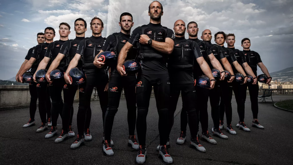 Quatorze marins ont été sélectionnés pour intégrer Alinghi Red Bull Racing et représenter la Société Nautique de Genève lors de la 37e America’s Cup. Alors que certains découvrent ce sport, ces athlètes talentueux seront appuyés par des grands noms du design international.